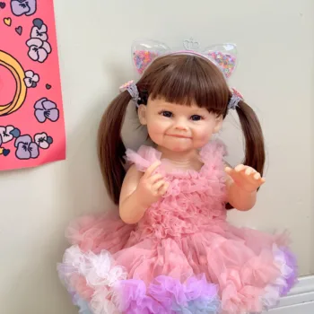55-сантиметровая полностью клеящаяся иммерсивная имитационная кукла, стоящая у стены, новый улыбающийся малыш с ямочками на щеках